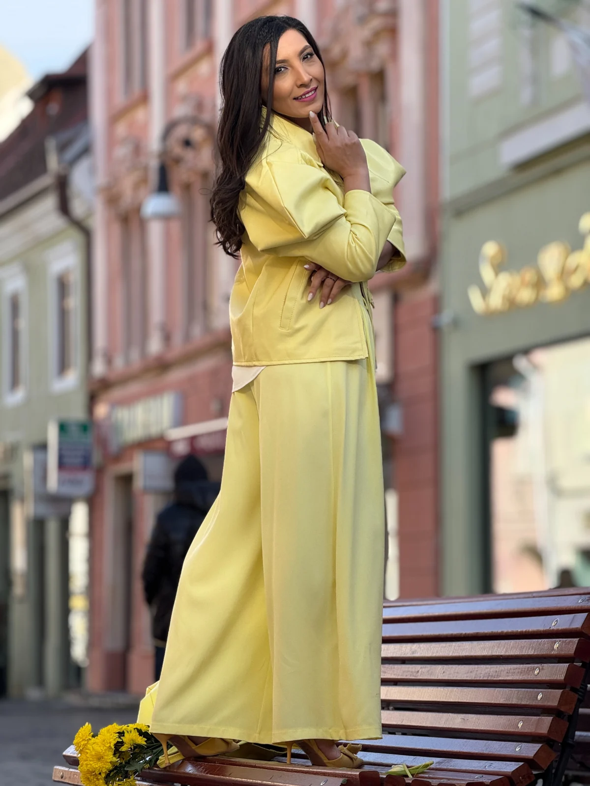 Pantaloni dama galbeni eleganti cu talie accentuata si brosa detasabila [6]