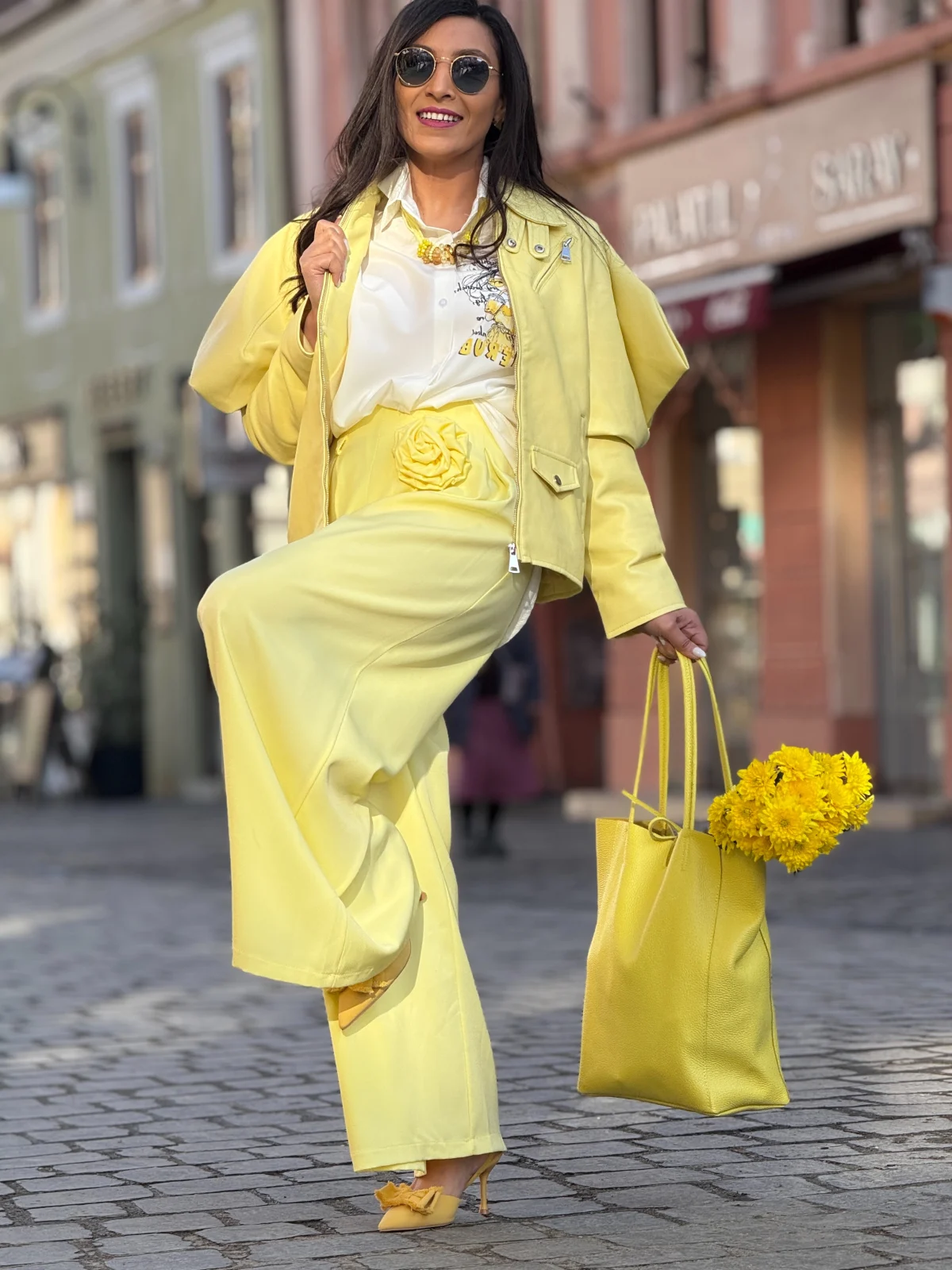 Pantaloni dama galbeni eleganti cu talie accentuata si brosa detasabila [2]