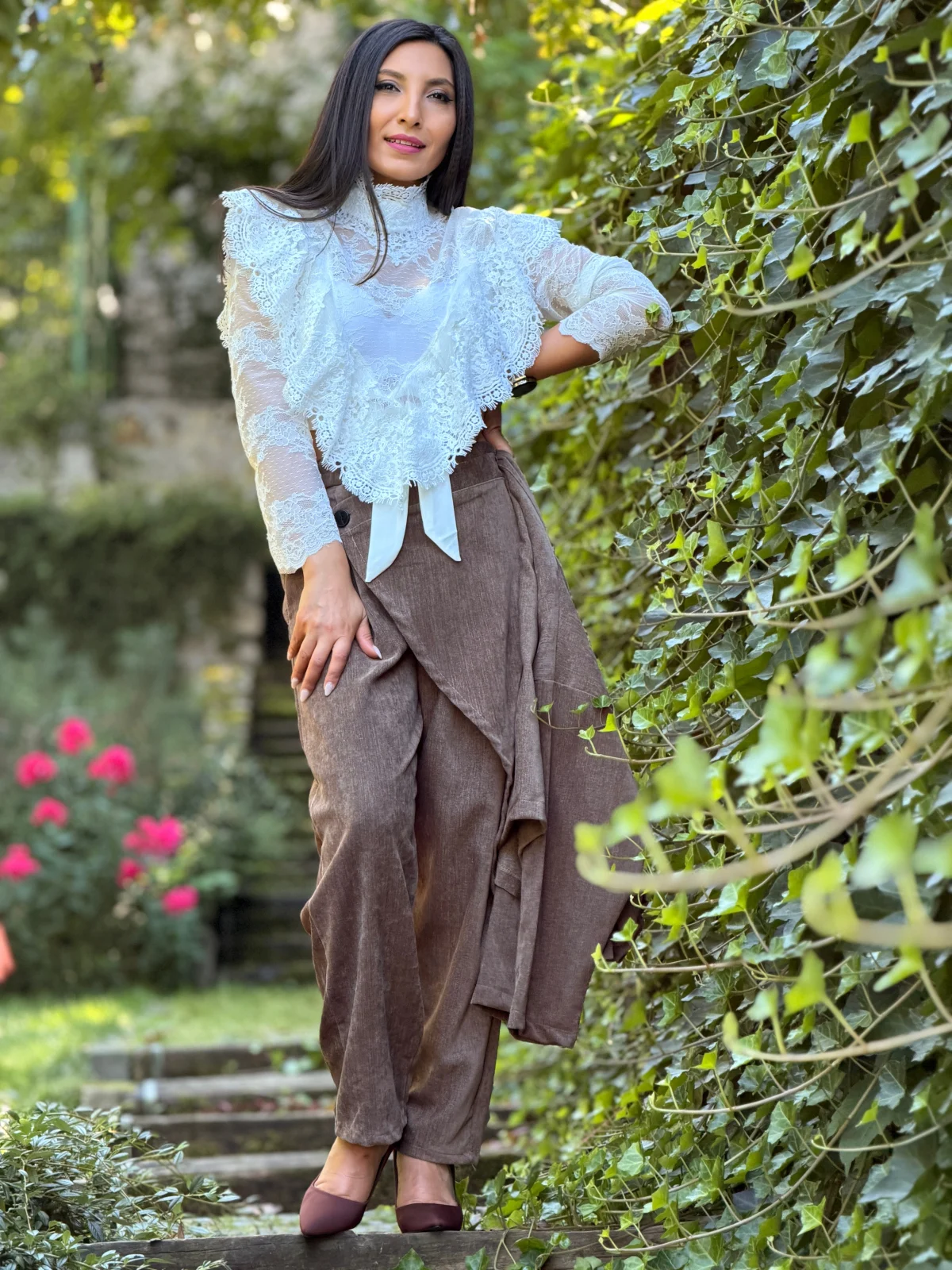 Pantaloni dama maro din catifea cu inchidere pe lateral [3]