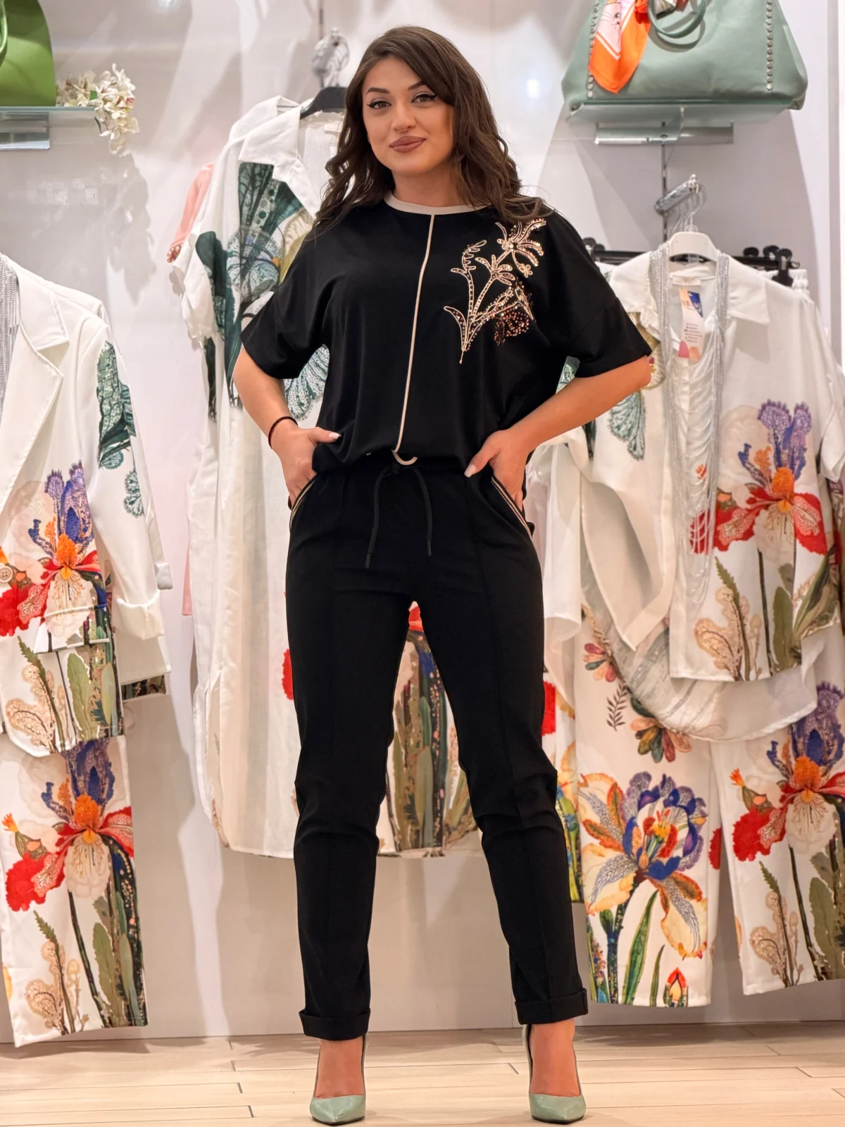 Pantaloni dama negri cu dunga aurie la buzunare [2]