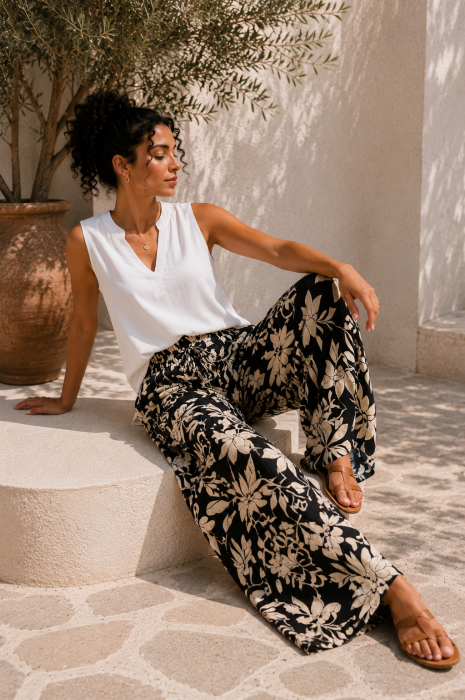 Pantaloni dama negri din vascoza cu imprimeu floral bej [3]
