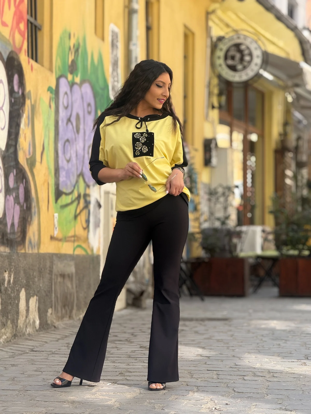 Pantaloni dama negri evazati cu buzunare la spate [5]