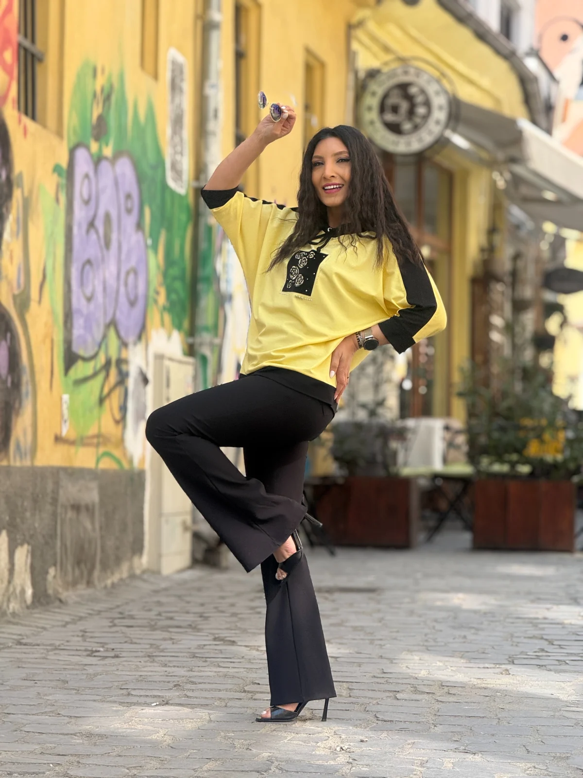 Pantaloni dama negri evazati cu buzunare la spate [6]