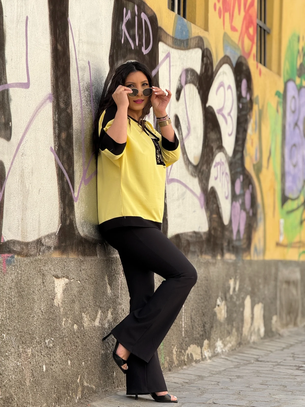 Pantaloni dama negri evazati cu buzunare la spate [7]