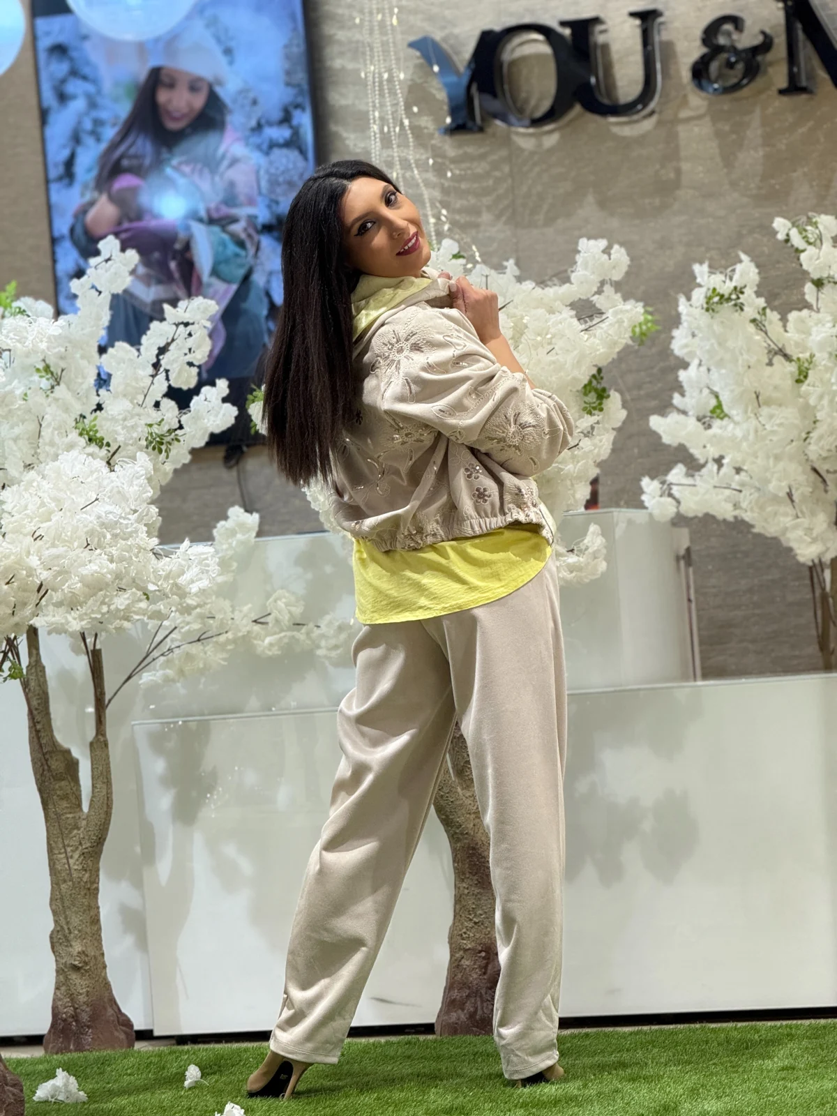 Pantaloni dama bej din piele intoarsa cu snur [5]