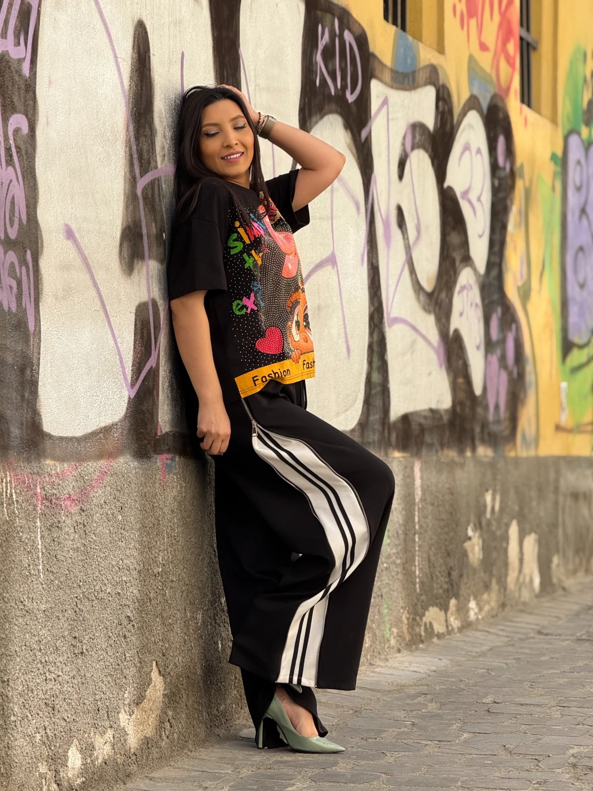 Pantaloni negri cu fermoar pe lateral [4]