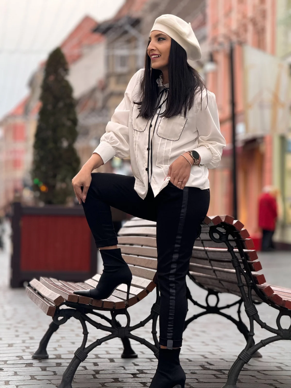 Pantaloni negrii cu dunga pe lateral