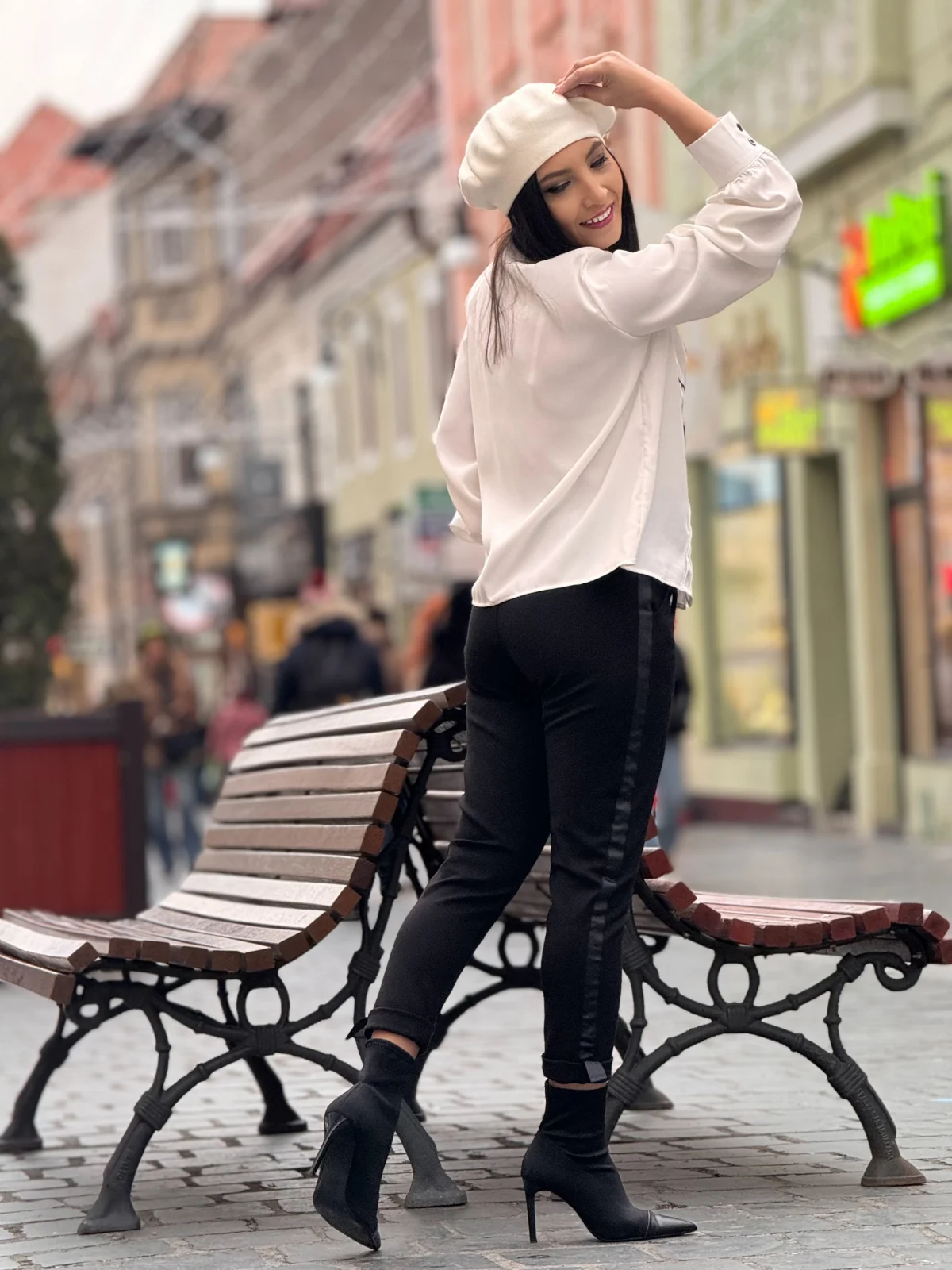 Pantaloni negrii cu dunga pe lateral [5]