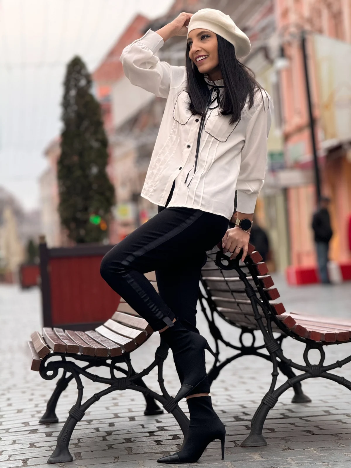 Pantaloni negrii cu dunga pe lateral [3]