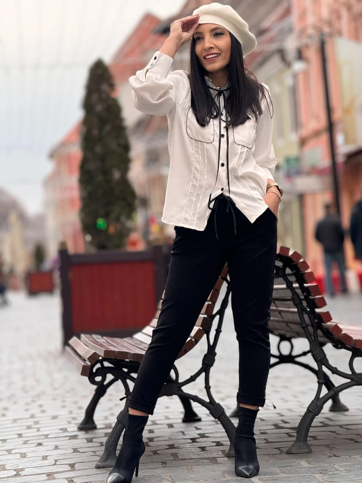 Pantaloni negrii cu dunga pe lateral [2]
