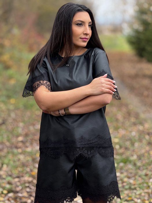 Pantaloni scurti de piele cu aplicatie din dantela [5]