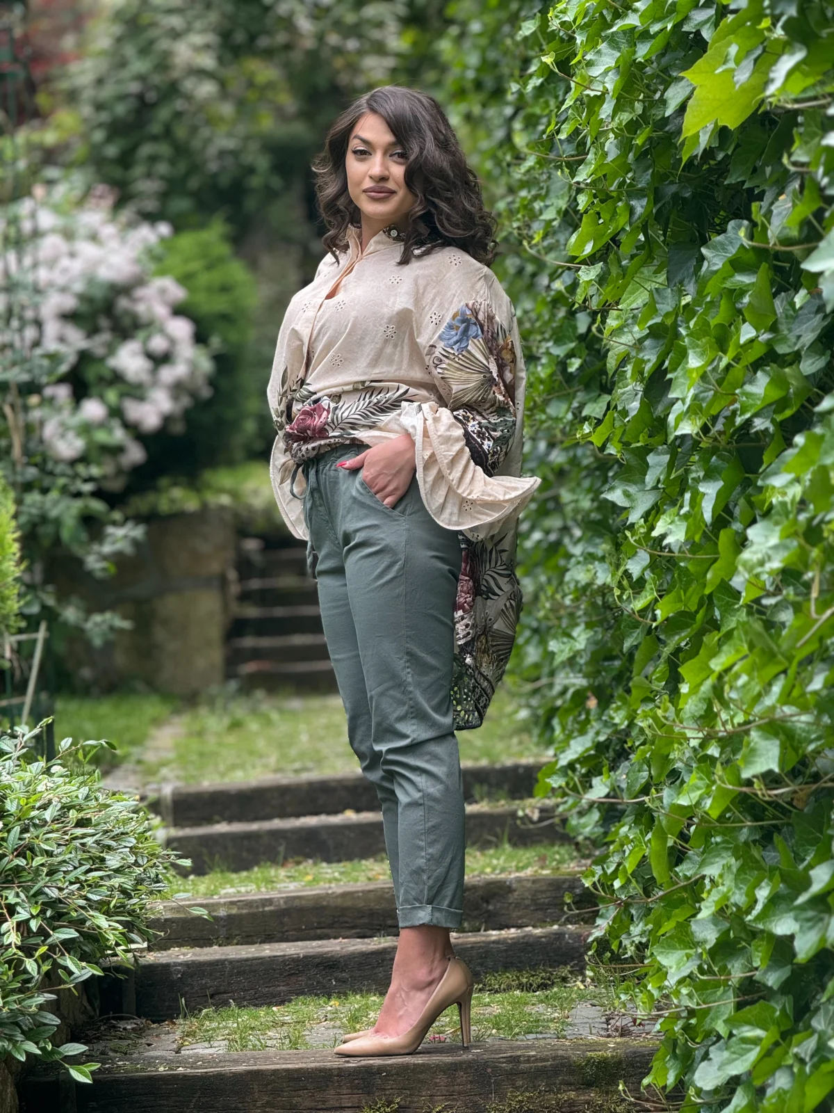 Pantaloni verde kaki cu buzunare si elastic in talie [2]