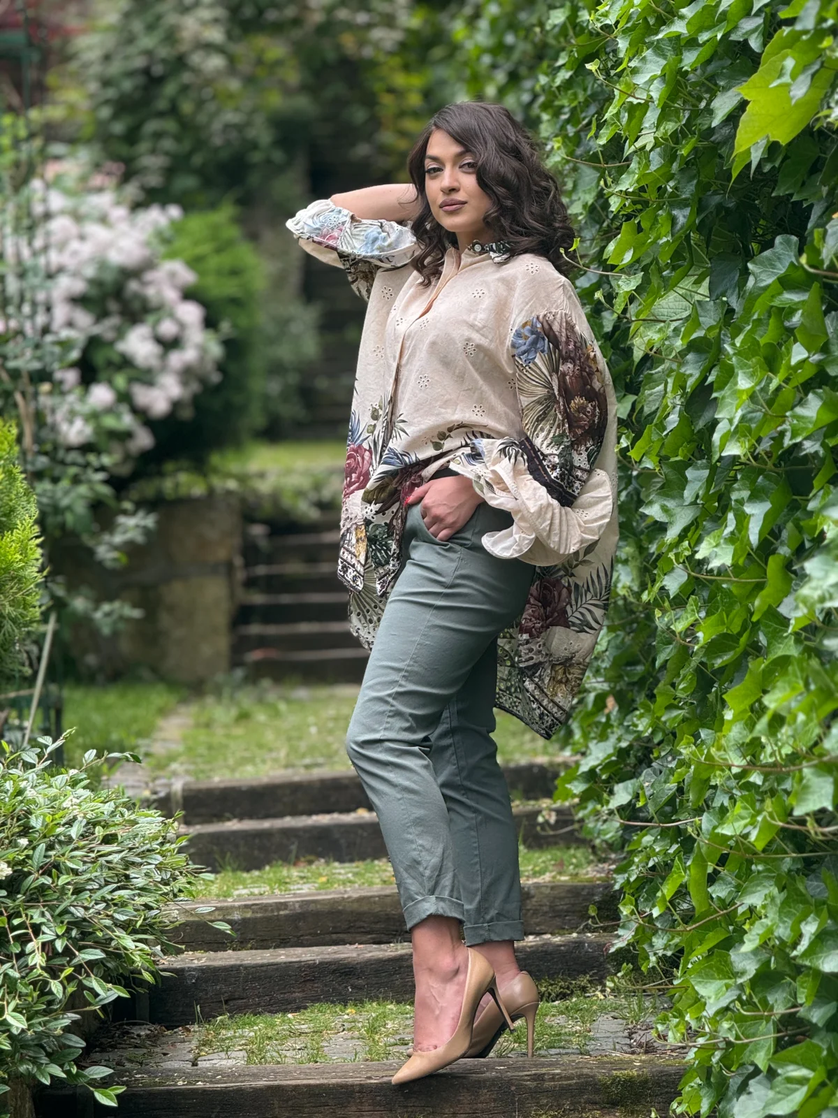 Pantaloni verde kaki cu buzunare si elastic in talie [3]