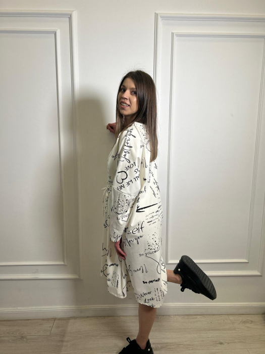 Rochie alba cu buzunar in talie si imprimeu grafic negru [5]