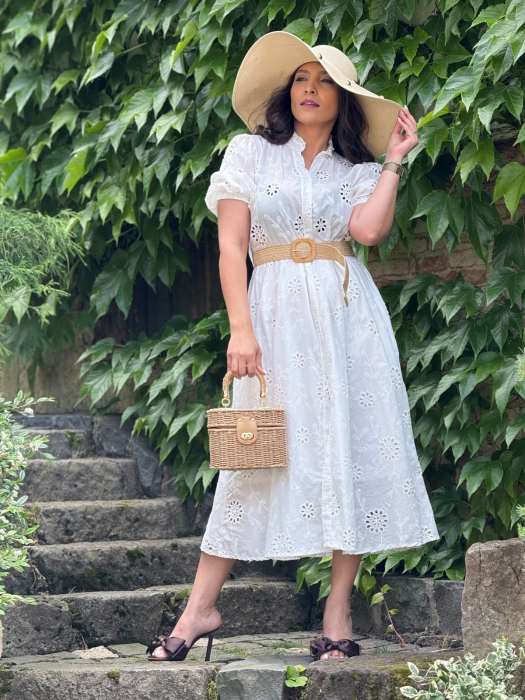 Rochie alba scurta din broderie cu nasturi si cordon