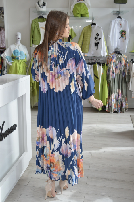 Rochie bleumarin plisata lunga cu imprimeu flori multicolore [3]