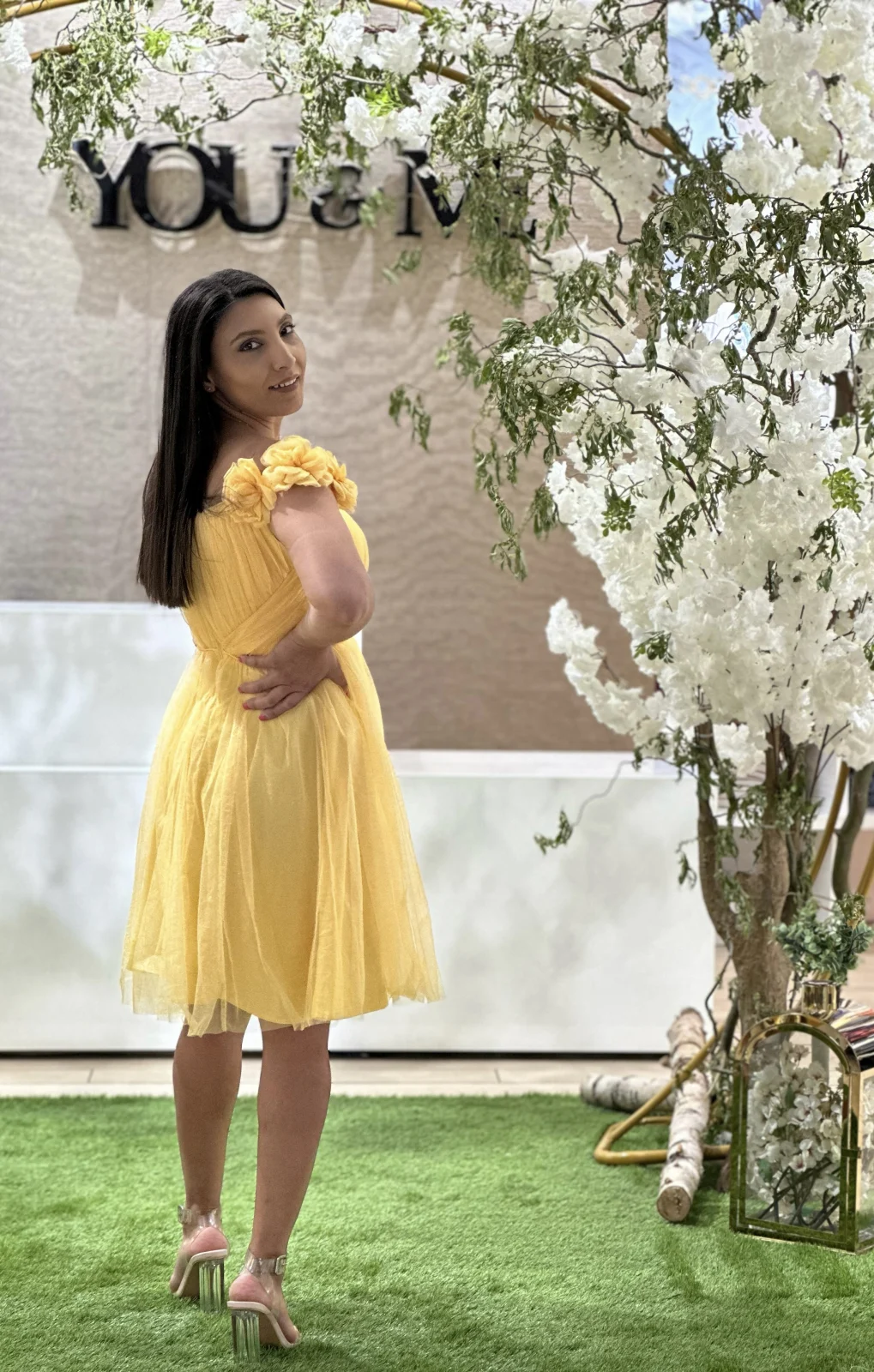 Rochie galbena scurta cu flori aplicate pe umar [3]