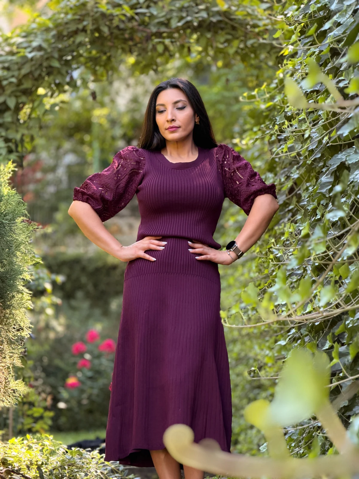 Rochie midi bordo tricotata cu maneci bufante [2]
