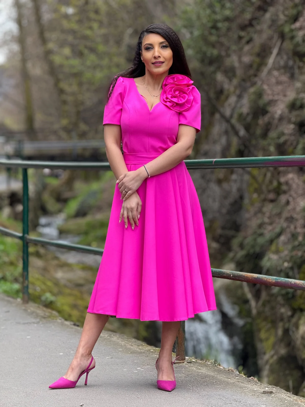 Rochie midi fuxia in clos cu maneci scurte [9]