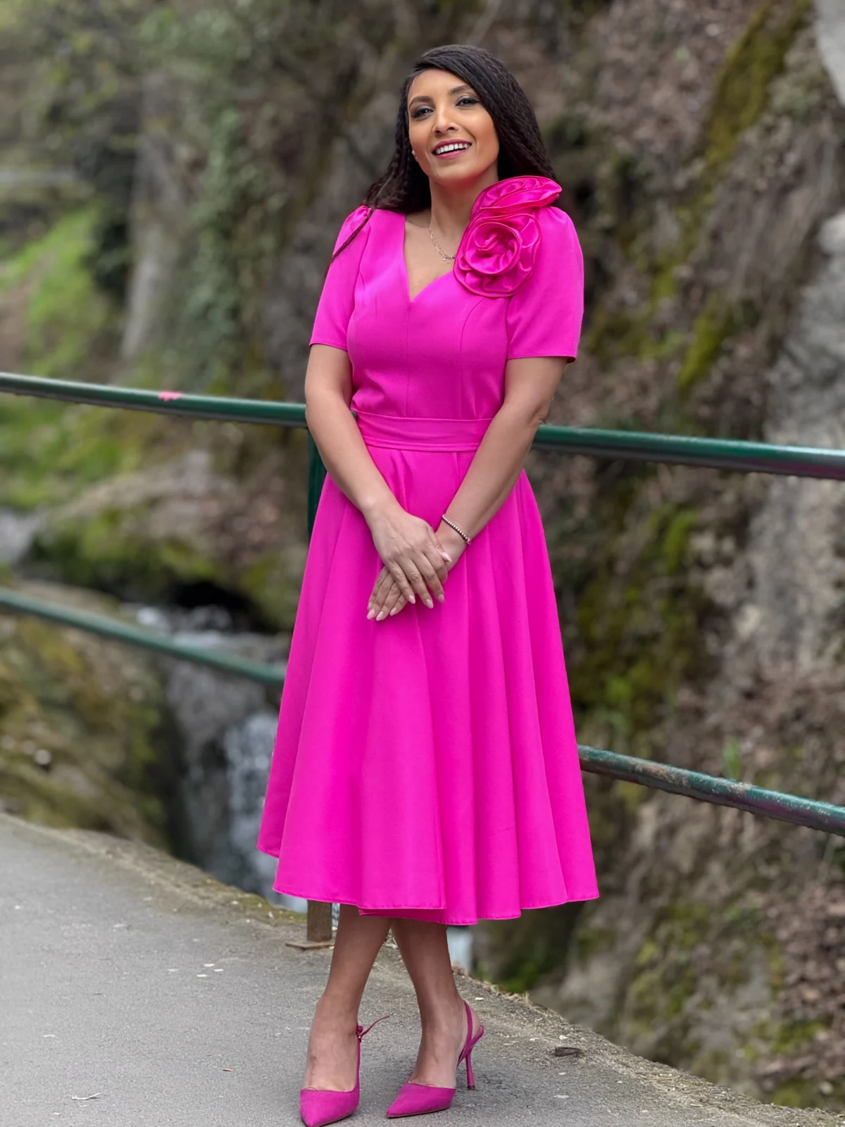 Rochie midi fuxia in clos cu maneci scurte [3]