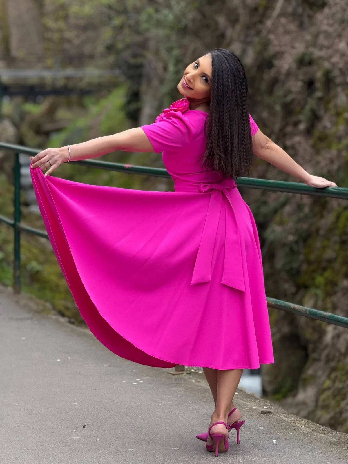 Rochie midi fuxia in clos cu maneci scurte [2]