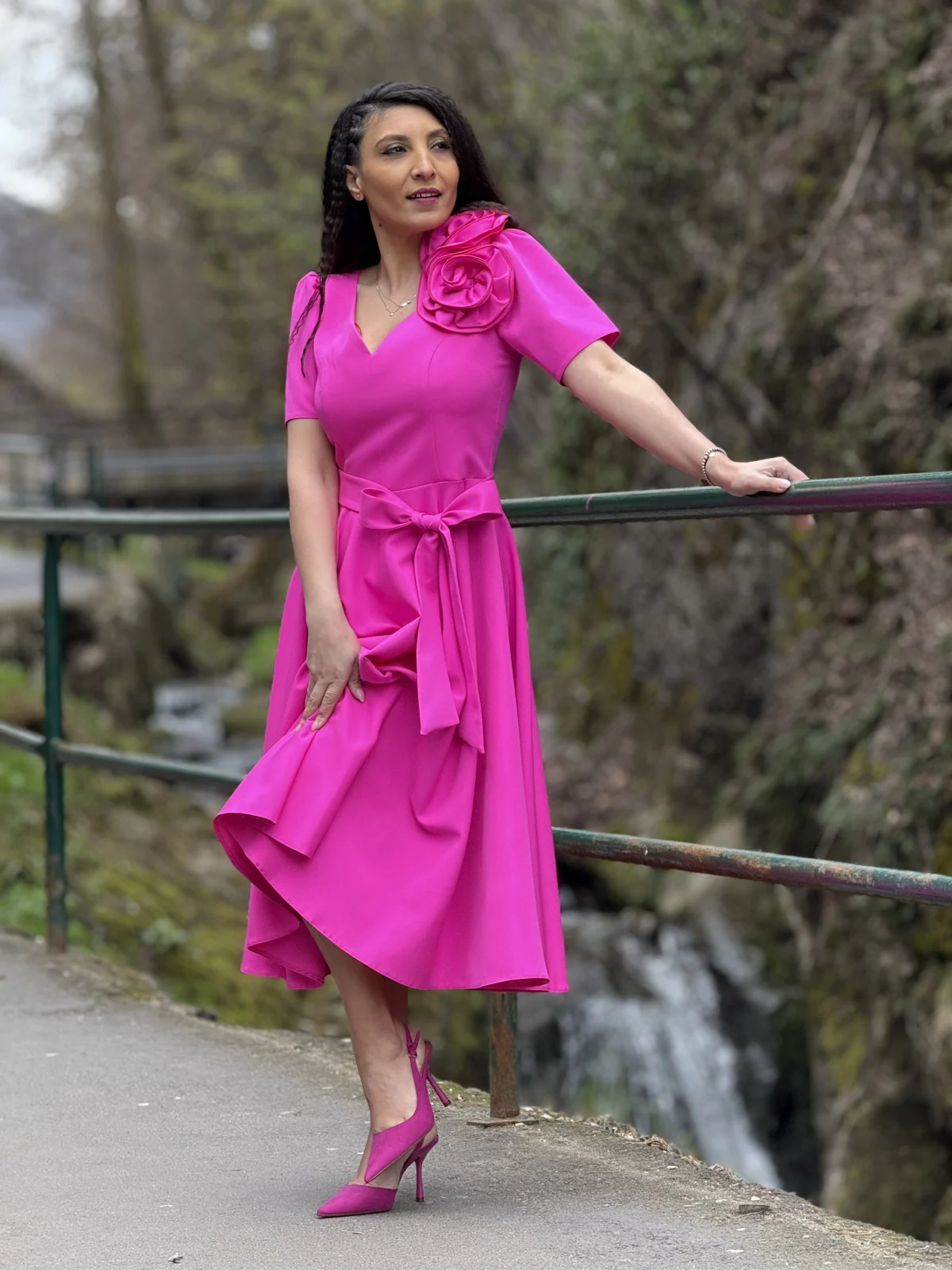Rochie midi fuxia in clos cu maneci scurte [7]