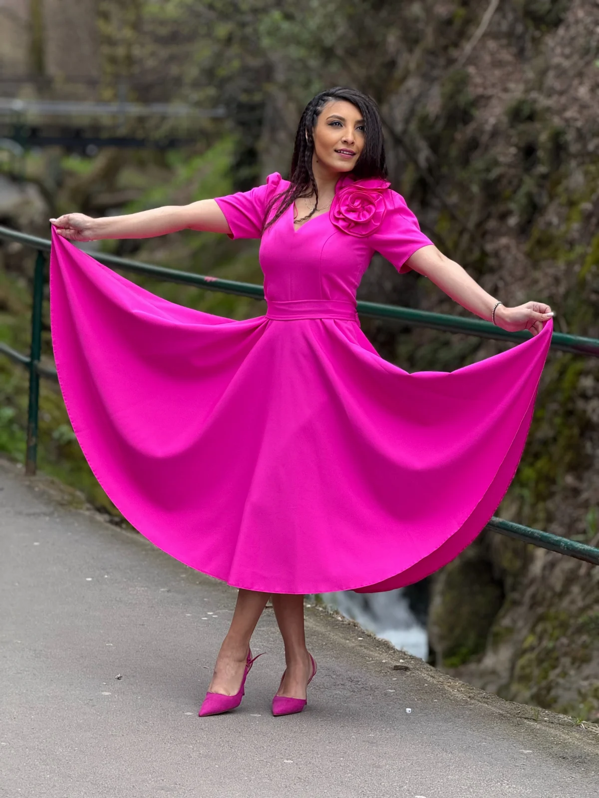 Rochie midi fuxia in clos cu maneci scurte [5]