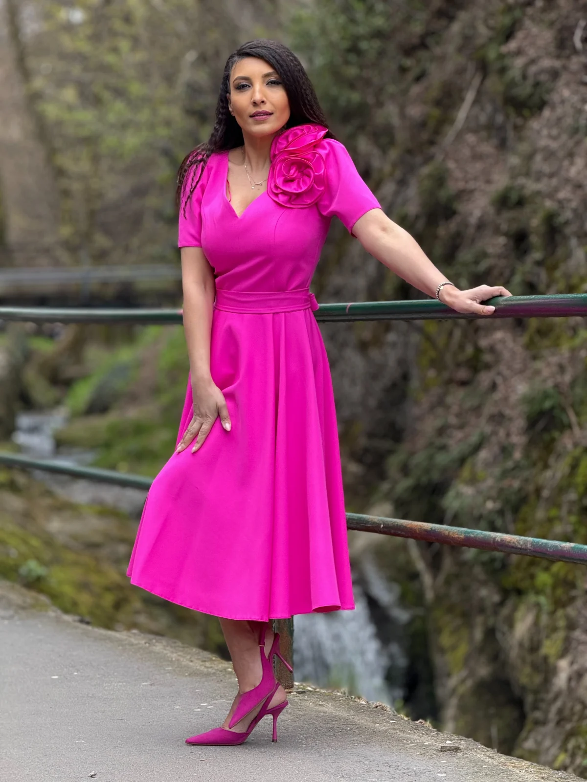 Rochie midi fuxia in clos cu maneci scurte [10]
