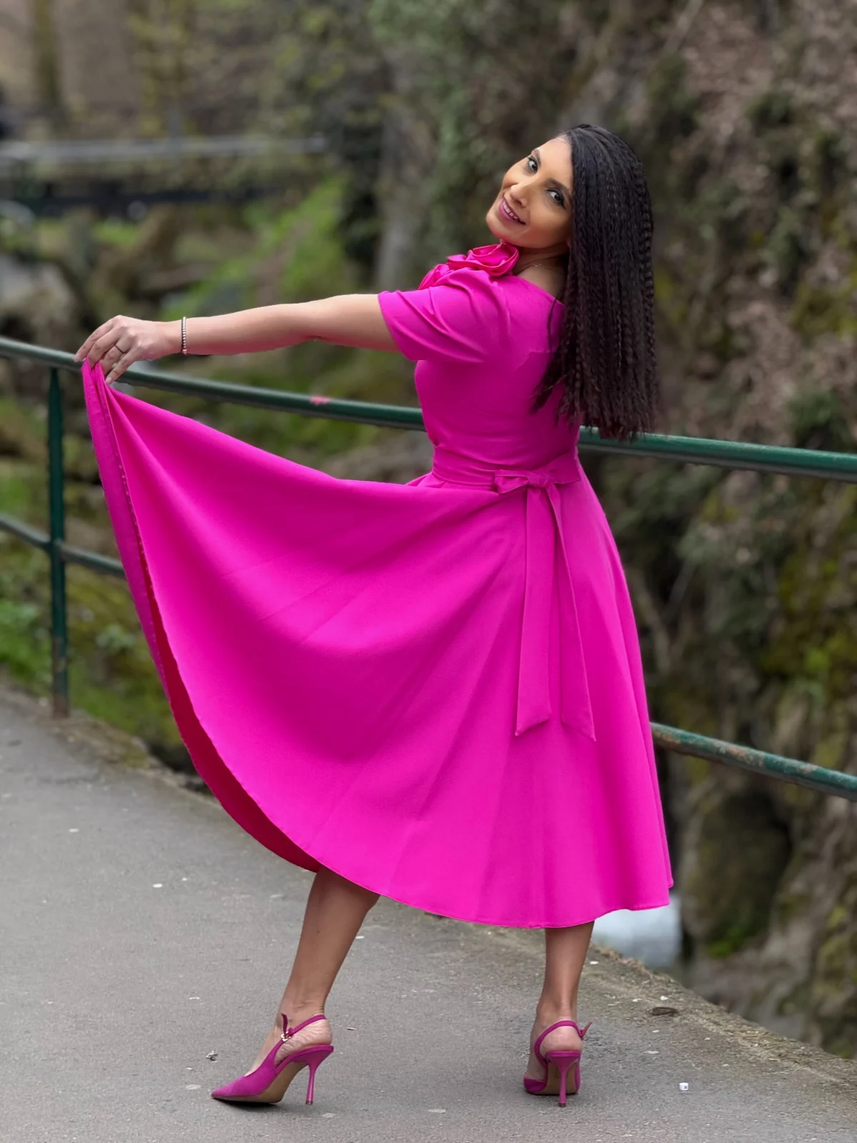 Rochie midi fuxia in clos cu maneci scurte [6]