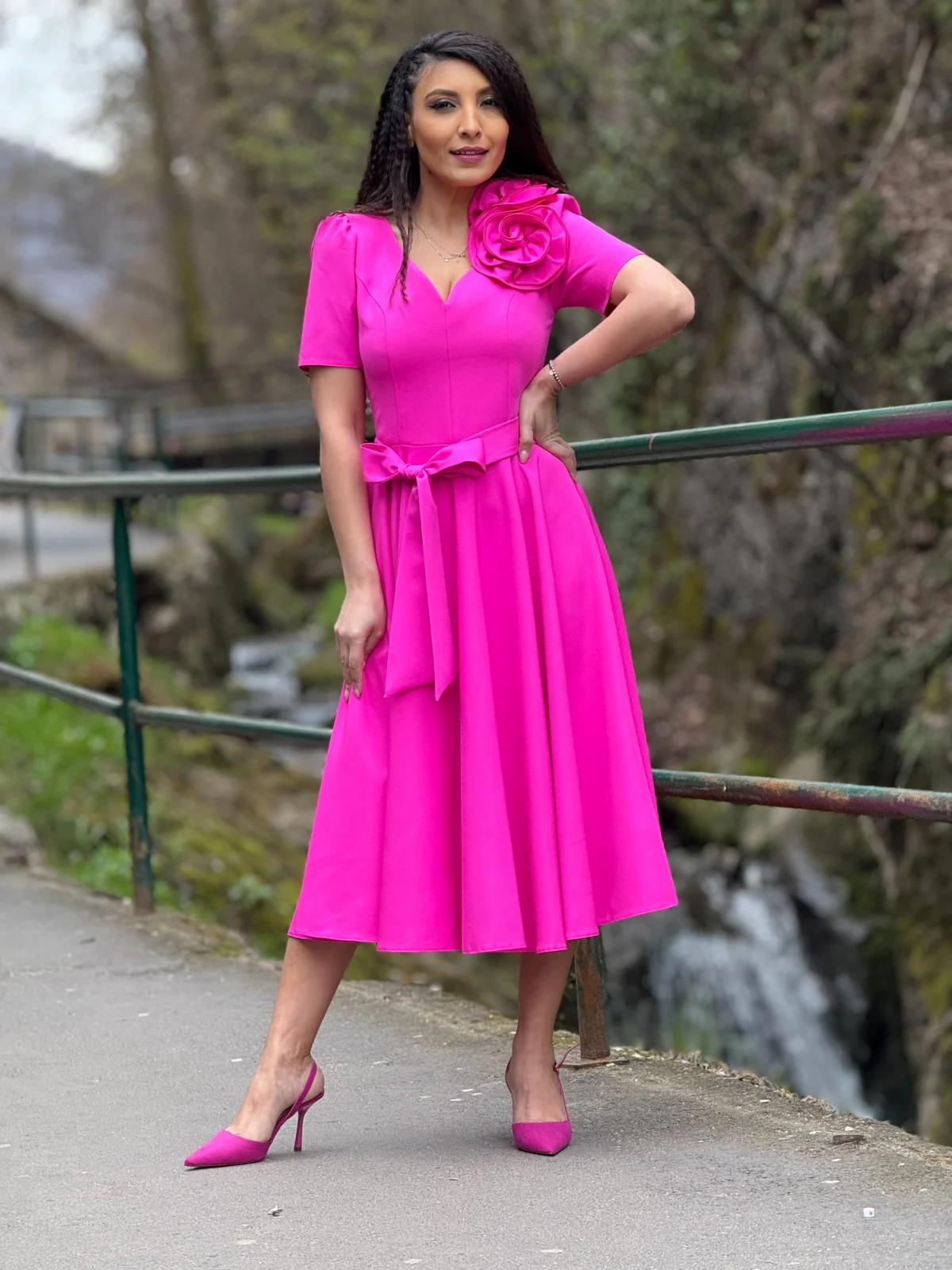 Rochie midi fuxia in clos cu maneci scurte [8]