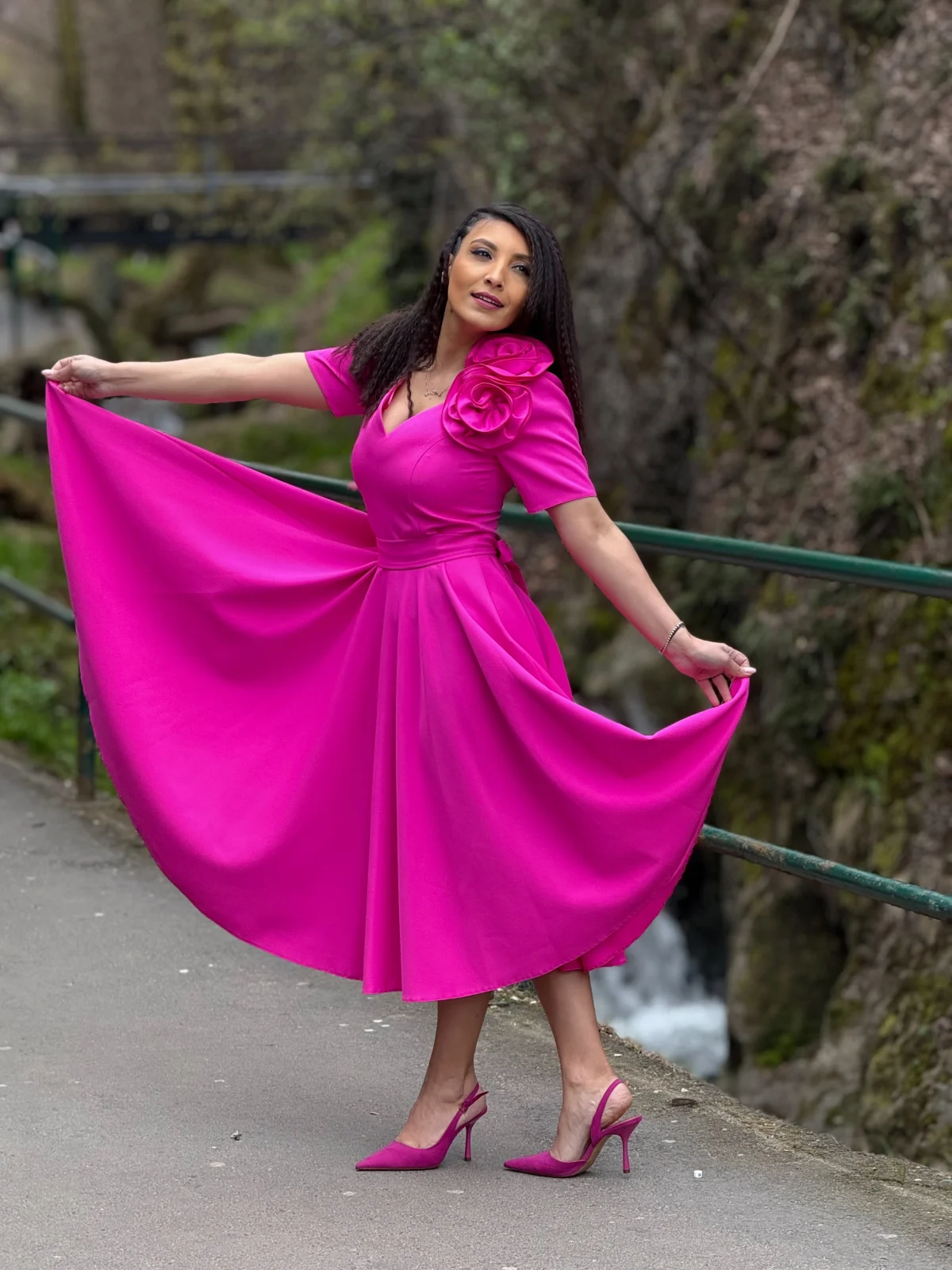 Rochie midi fuxia in clos cu maneci scurte [4]