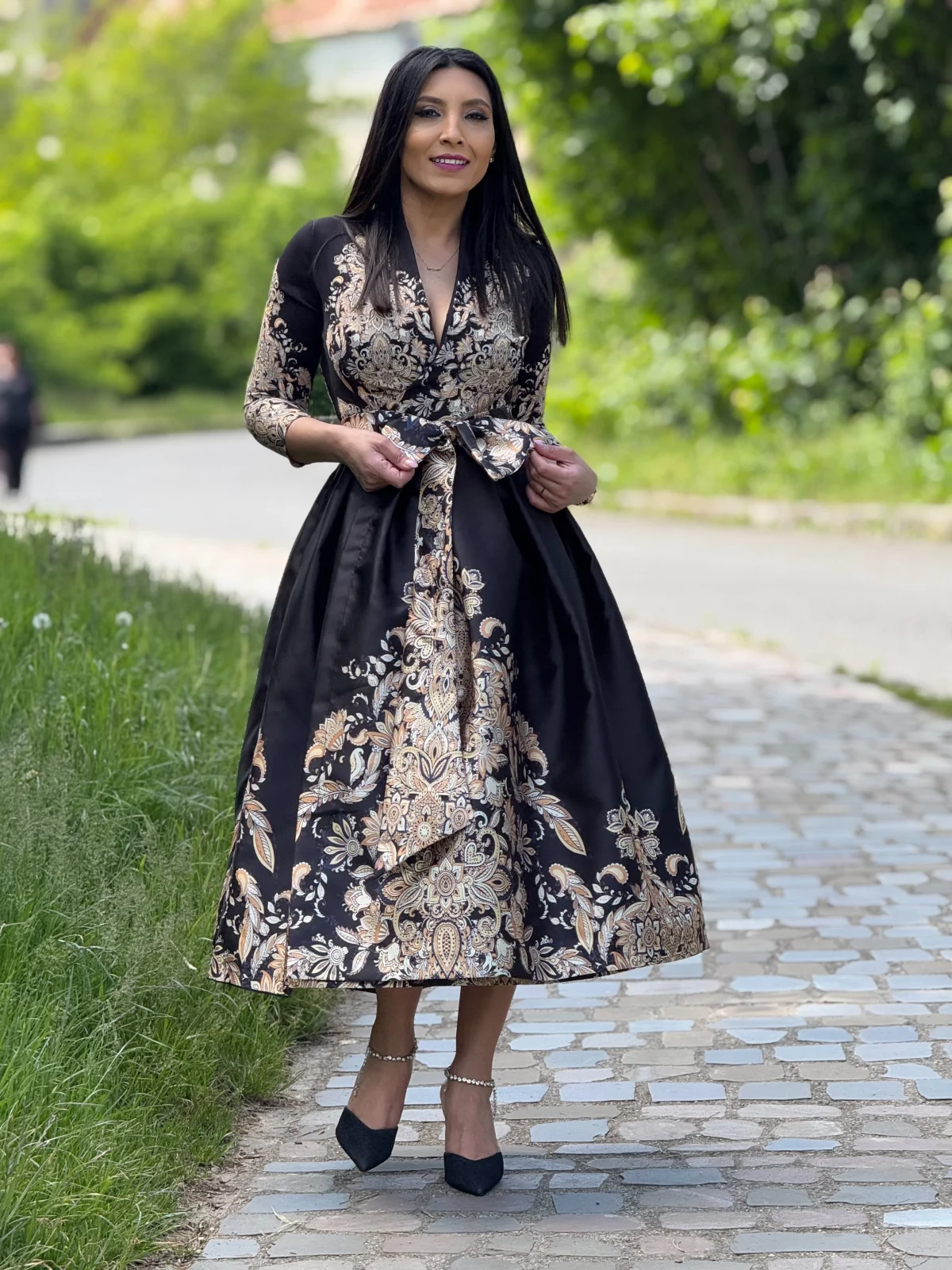 Rochie midi neagra petrecuta cu detaliu floral