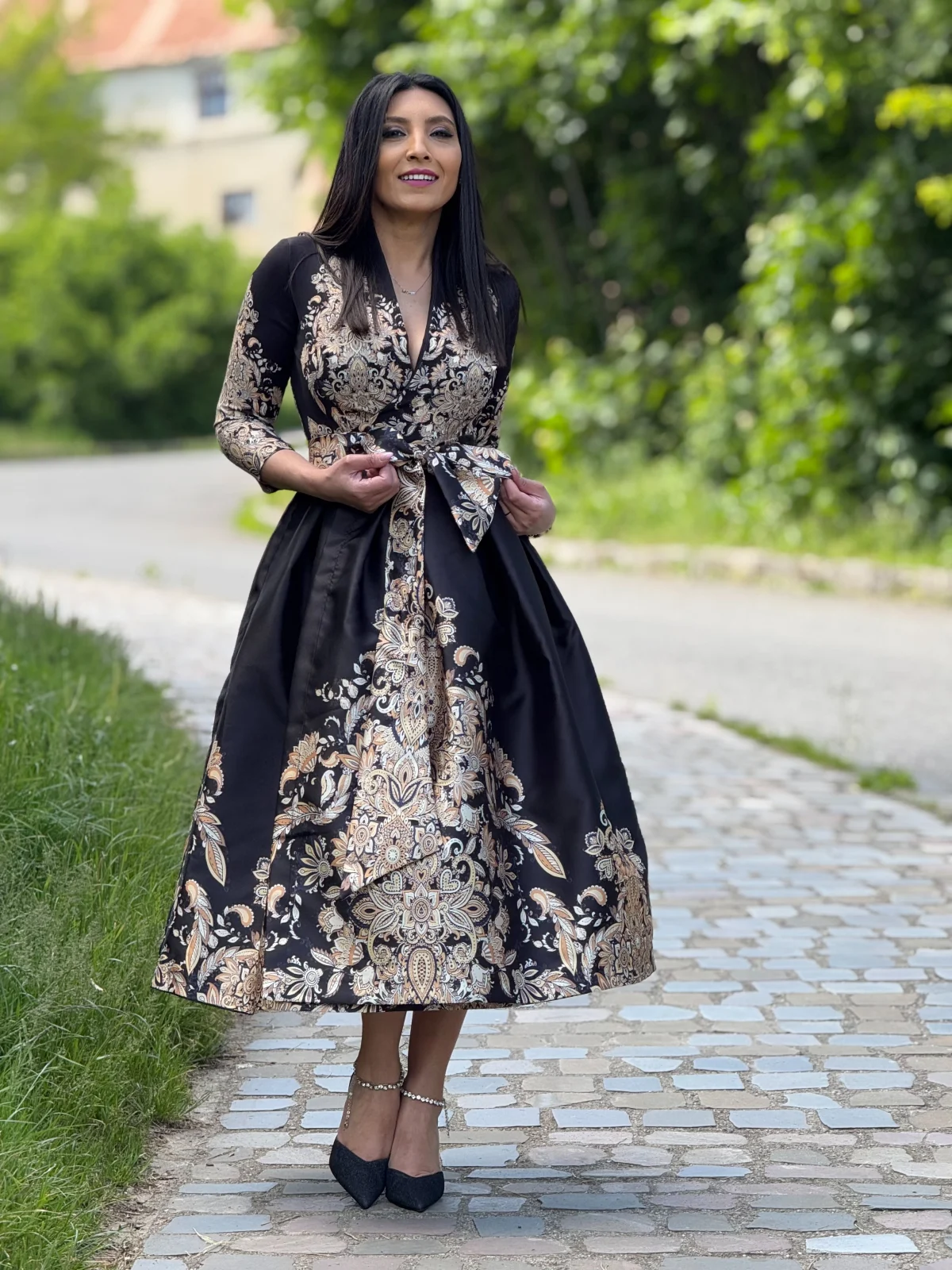 Rochie midi neagra petrecuta cu detaliu floral [3]