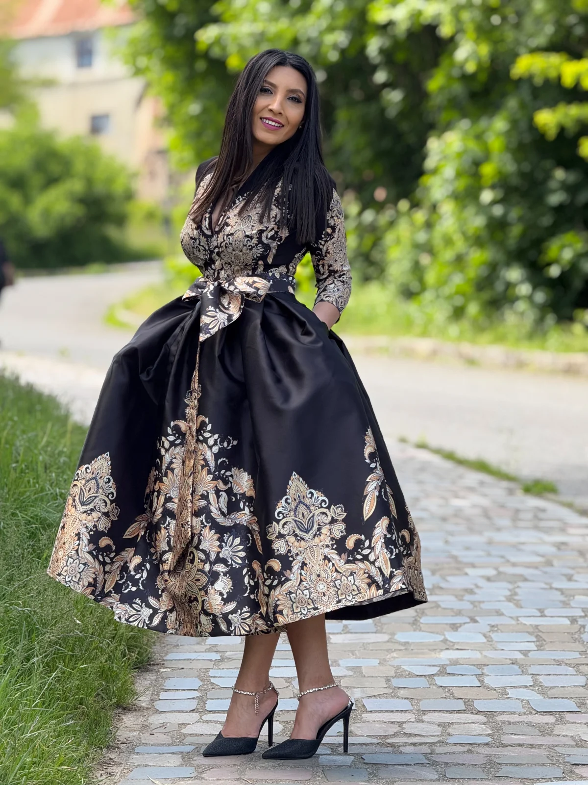 Rochie midi neagra petrecuta cu detaliu floral [4]