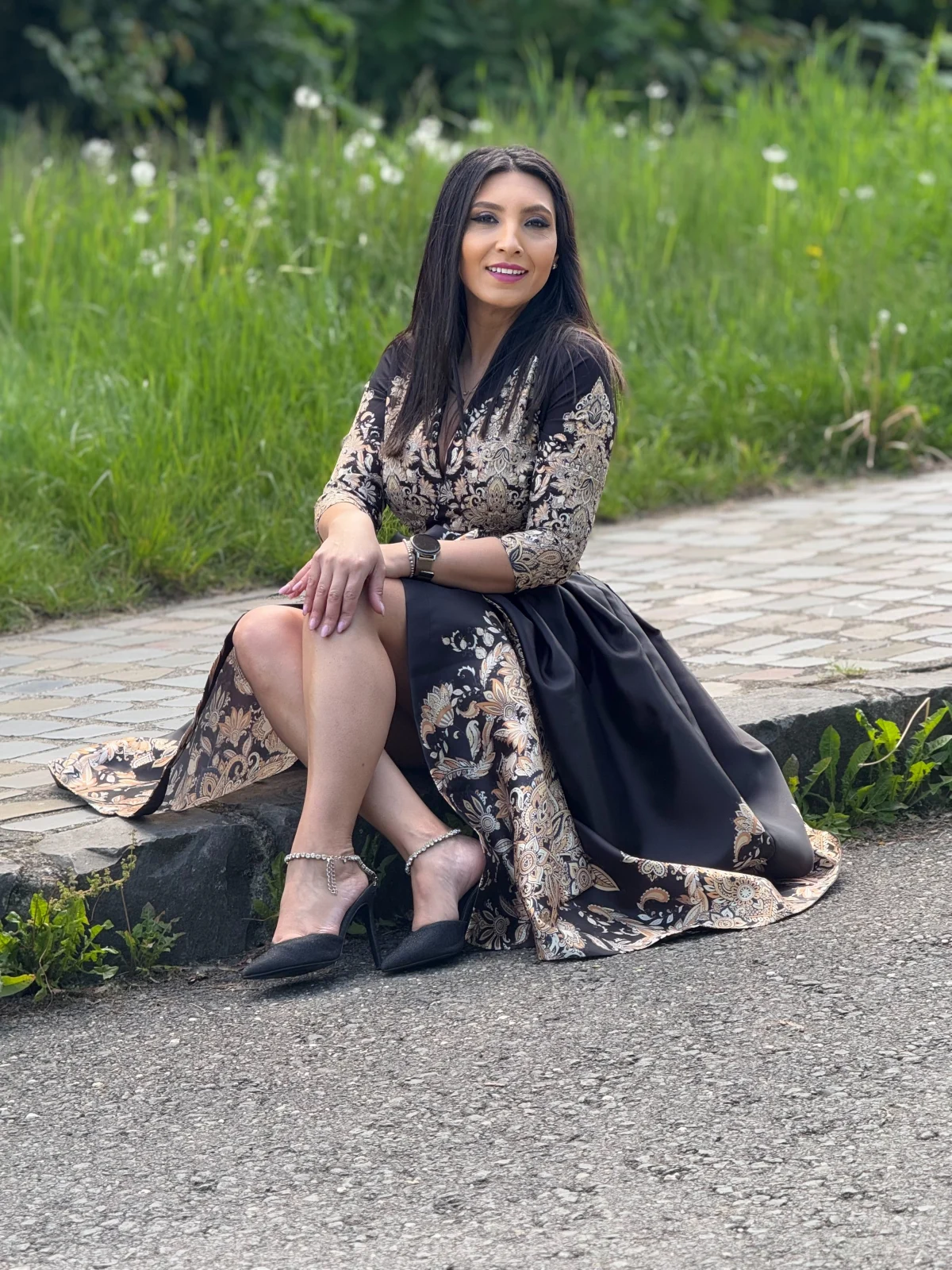 Rochie midi neagra petrecuta cu detaliu floral [5]