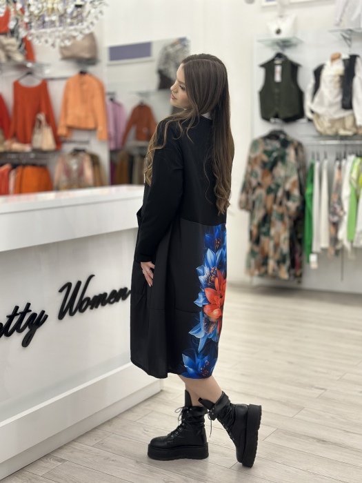 Rochie neagra din bumbac  cu imprimeu flori albastre și roșii [3]