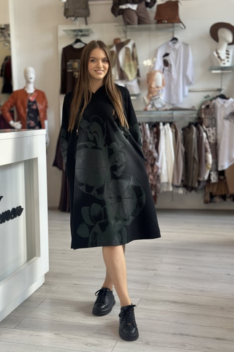 Rochie neagra tip hanorac cu buzunare si imprimeu floral