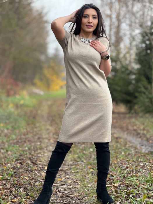 Rochie scurta bej cu aplicatie cu pietricele la gat