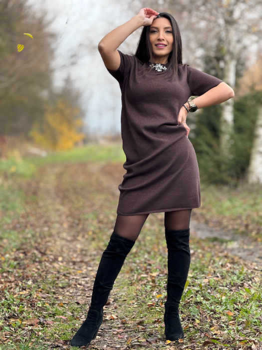 Rochie scurta maro cu aplicatie cu pietricele la gat