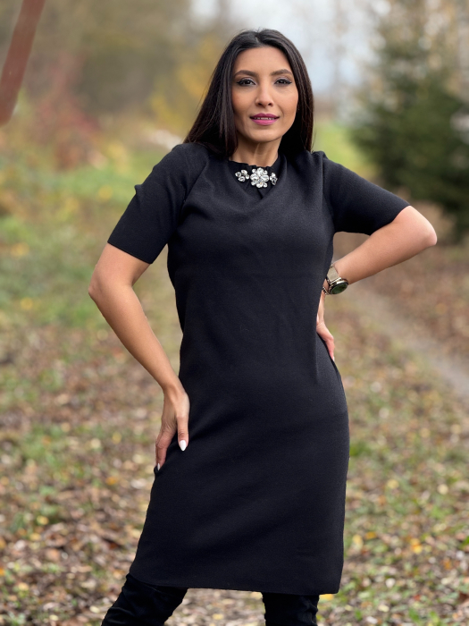 Rochie scurta neagra cu aplicatie cu pietricele la gat [5]