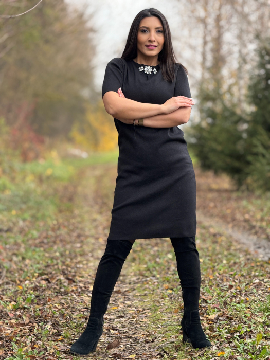 Rochie scurta neagra cu aplicatie cu pietricele la gat [2]