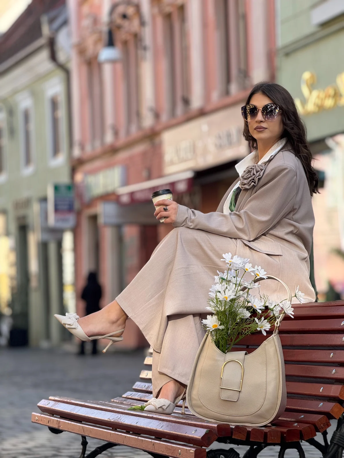 Sacou dama bej elegant cu brosa detasabila [5]