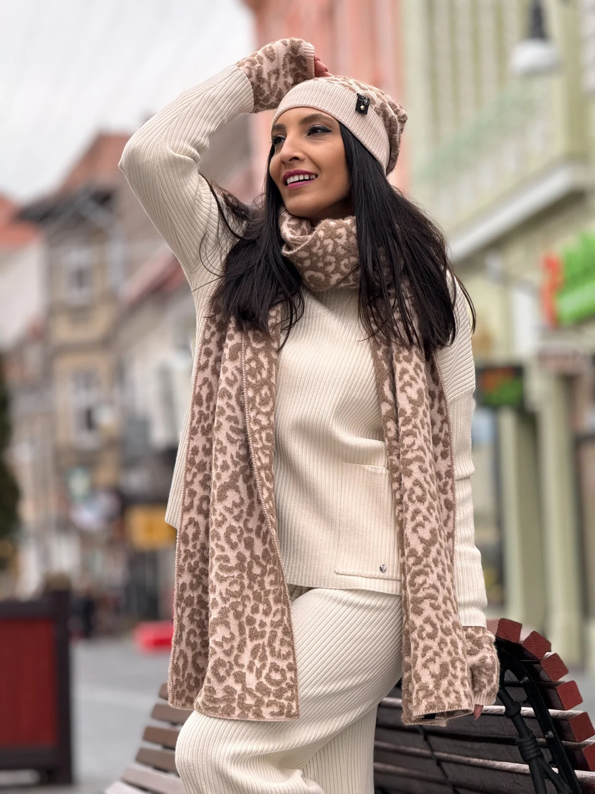 Set format din caciula, manusi si fular [5]