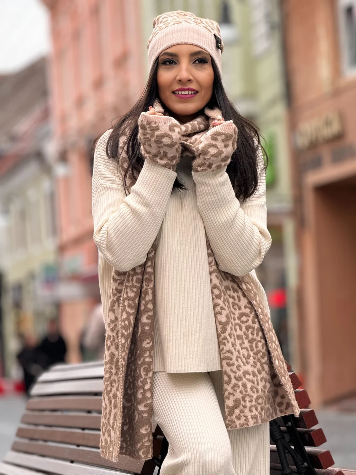 Set format din caciula, manusi si fular [2]