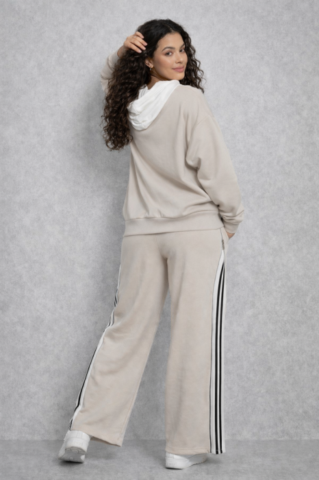 Trening dama bej cu gluga alba [2]