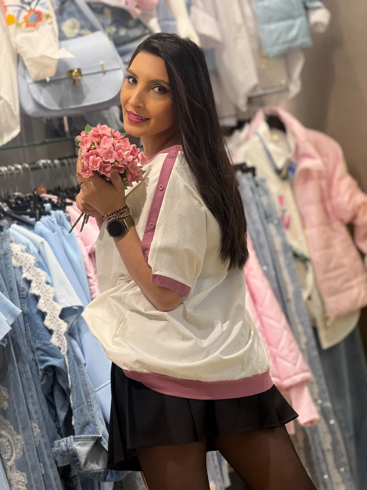 Tricou cu nasturi decorativi pe umar si imprimeu floral roz [4]