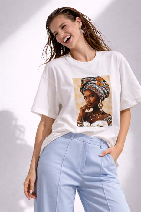 tricou dama alb cu imprimeu fata cu turban si cercei statement [4]