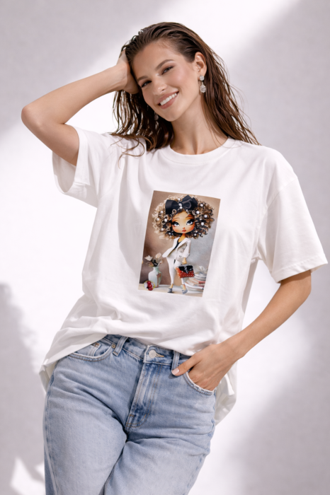 Tricou dama alb cu imprimeu fetita cu perle si fundita in par [3]