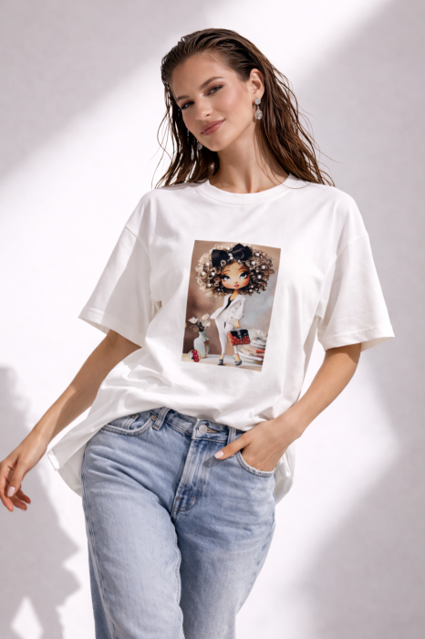 Tricou dama alb cu imprimeu fetita cu perle si fundita in par [2]