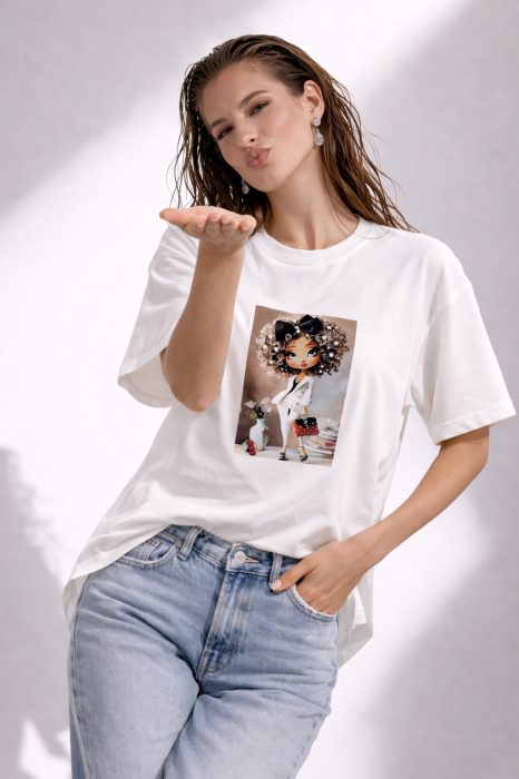 Tricou dama alb cu imprimeu fetita cu perle si fundita in par [4]